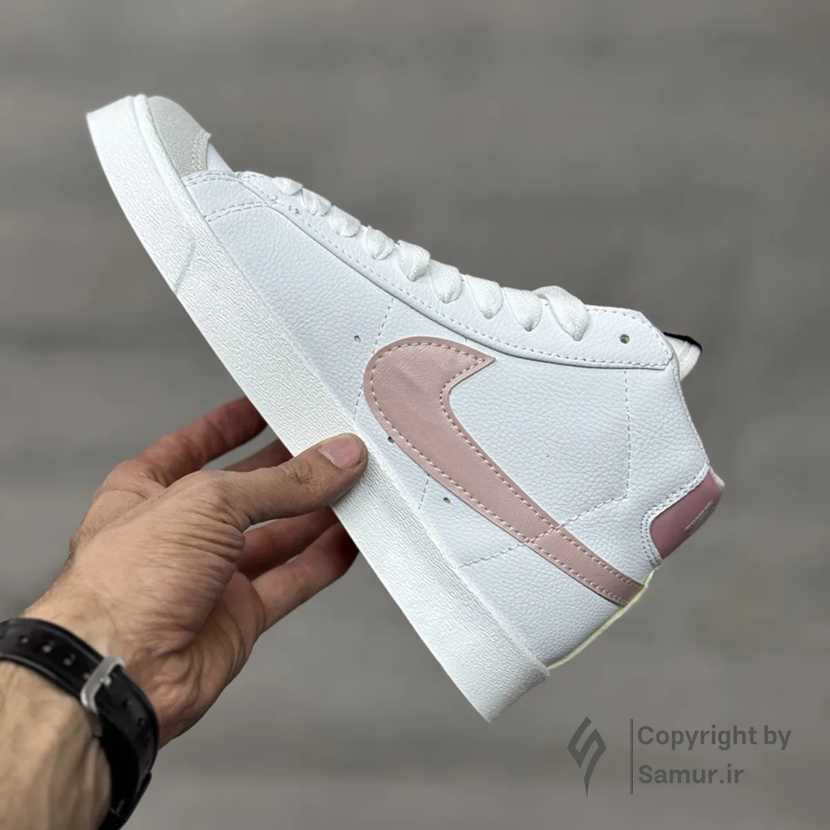 گالری تصاویر کتونی نایک بلیزر سفید صورتی ساقدار